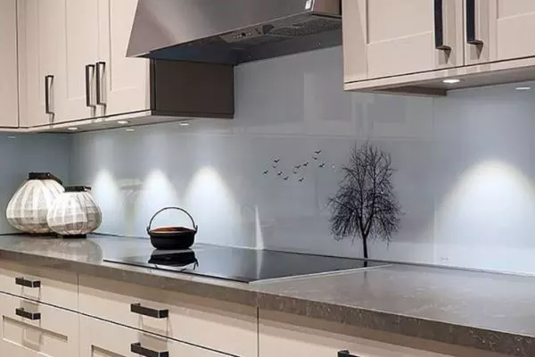 Прозрачные скинали для кухни