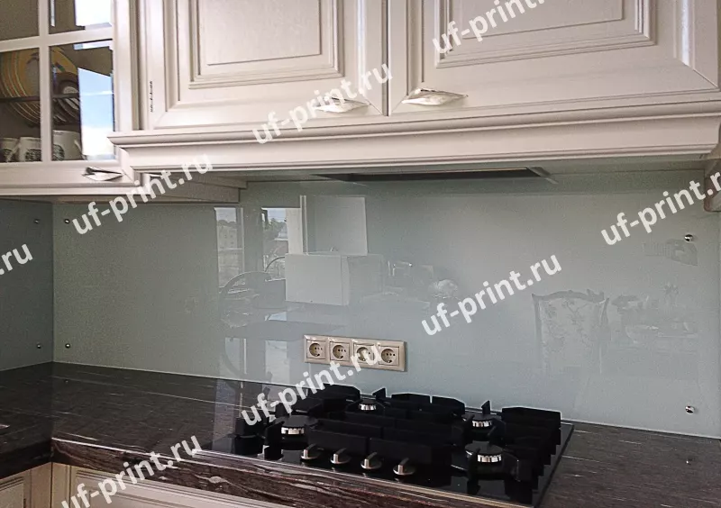 Прозрачные скинали серого цвета для фартука на кухню